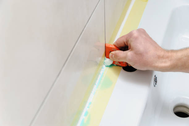 ヘラでコーキングをならす